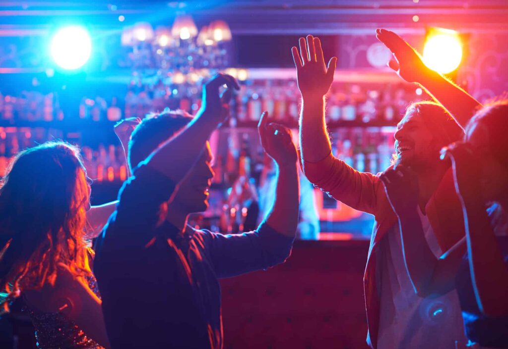 People Dancing In Front Of Bar Web 1024x705
